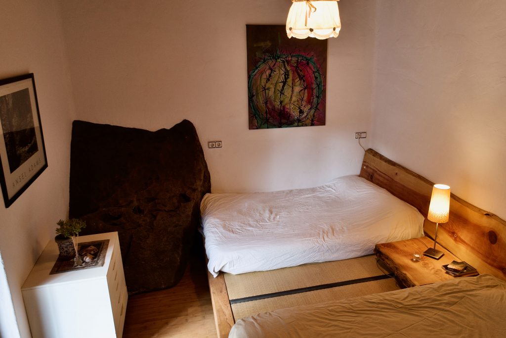 mountain-retreat-apartment-bedroom